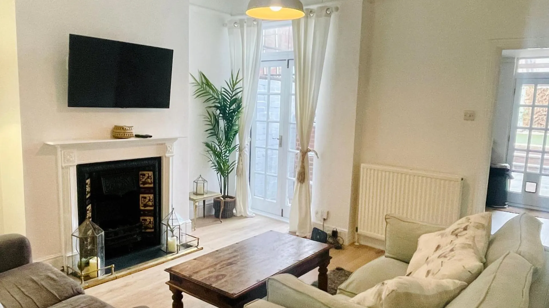 Newly Refurbished City Centre House With Parking Exeter